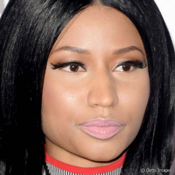 Nicki Minaj usou um batom levemente rosado para completar seu olhar composto por esfumado marrom e delineador preto